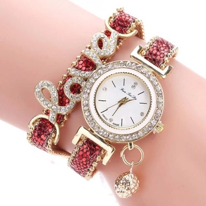 Dettaglio cinturino orologio rosso glitter con incisione Love e cristalli oro
