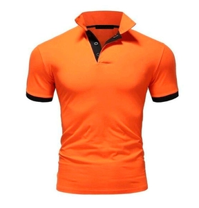 Vue détaillée du polo orange pour hommes avec bordures contrastées noires au col et manches