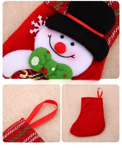 Détail de chaussette de Noël rouge avec bonhomme de neige 3D et boucle de suspension