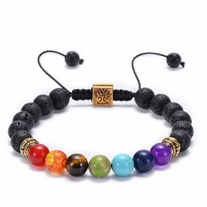 Dettaglio del bracciale in pietra lavica chakra con ciondolo albero della vita