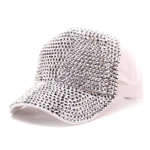 Casquette blanche ornée de strass argentés avec maille respirante pour protection solaire