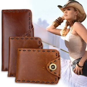 Portefeuilles en cuir marron de tailles variées avec surpiqûres et scène de style de vie
