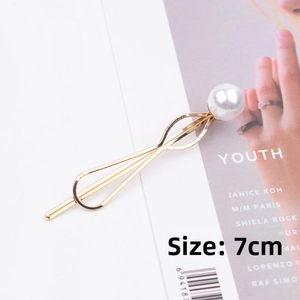 Detailed view of a 7cm golden alloy hair clip featuring a white pearl decoration