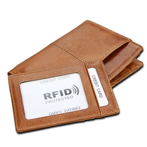 Détail du portefeuille en cuir marron vintage avec protection RFID et porte-cartes