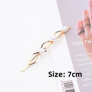 Detailed view of 7CM wave-shaped gold metal hair clip with three white pearls decoration