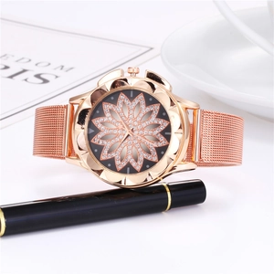 Montre pour femme en or rose élégante avec cadran fleur en cristal et bracelet maille