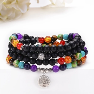 Détail de 108 perles Mala avec pierres de chakra et pendentif Arbre de Vie