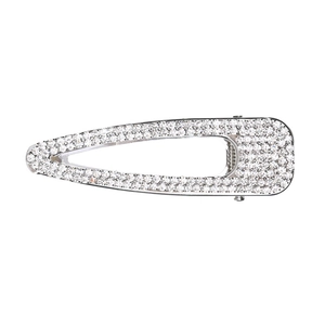 Dettaglio del fermaglio per capelli argento con strass scintillanti e design traforato