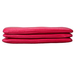 Side view of rose red leather crossbody bag featuring a three-layer accordion gusset structure