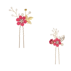 Detailansicht von zwei Brauthaarnadeln mit rosa Stoffblüten, Goldblättern und Perlen