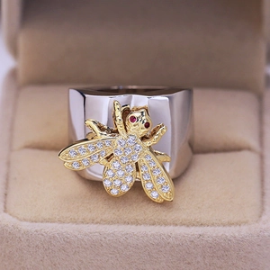 Luxuriöser breiter Bienenring in poliertem Silber und Gold mit funkelnden Zirkoniasteinen