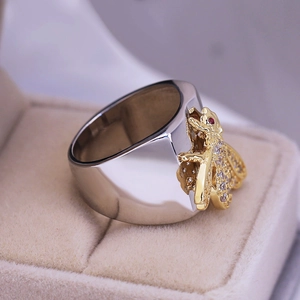 Eleganter Silberring mit goldener Biene und Zirkonia auf einer Samtbox präsentiert