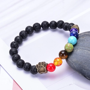 Vulkan-Lavastein-Chakra-Armband mit Hundepfoten-Anhänger auf natürlichem weißem Hintergrund