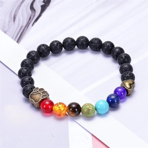 Detail von Lava-Chakra-Armband mit Pfotenabdruck und Herzanhängern auf Natursteinperlen