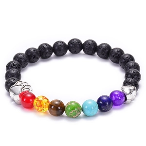Details des 7-Chakra-Lavastein-Armbands mit silbernen Pfoten- und Herzanhängern