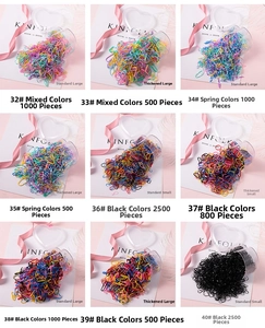 Vue détaillée d'élastiques à cheveux épais colorés et noirs pour filles dans un récipient