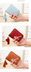 Détail de broderie florale sur portefeuilles courts en cuir PU avec glands et chaînes