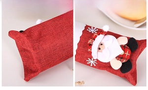Detailansicht der roten Sackleinen Weihnachtsweintasche mit 3D Weihnachtsmann und Schneeflocken