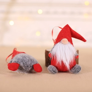 Gnomes de Noël faits main avec chapeaux rouges et barbes blanches sur bois