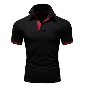 Détail d'un polo noir pour homme avec coutures contrastées rouges au col et aux poignets