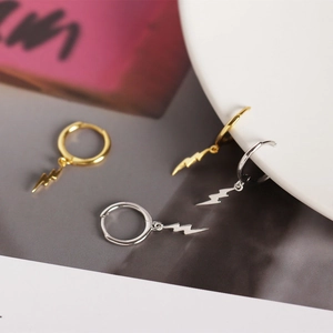 Dettaglio di orecchini a cerchio con fulmine in argento sterling 925 oro e argento