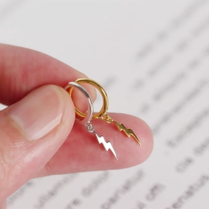 Dettaglio degli orecchini a cerchio in argento sterling 925 con ciondoli a fulmine