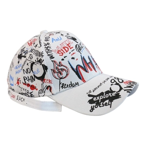 Casquette de baseball blanche à graffiti avec imprimés street art rouges et bleus