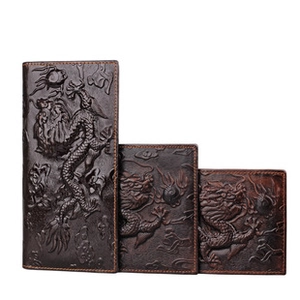 Détail du portefeuille en cuir marron avec motif de dragon en relief et texture fine