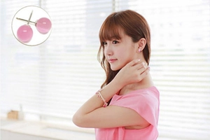 Close-up of pink quartz stud earrings in S925 silver worn by a model in natural light