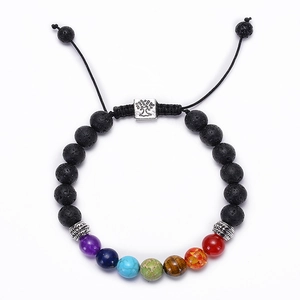 Dettaglio del bracciale chakra in pietra lavica con ciondolo albero della vita in argento
