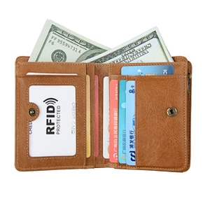 Détail de l'intérieur du portefeuille en cuir avec fentes pour cartes et protection RFID