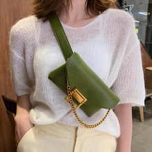 Sac bandoulière vert chic en similicuir avec chaîne dorée et boucle carrée élégante