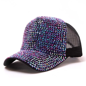 Vue détaillée des strass irisés sur une casquette de baseball en maille noire