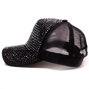 Détail de casquette noire avec strass scintillants et filet respirant à l'arrière