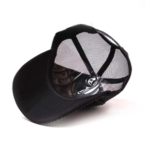 Vue détaillée de la casquette de baseball en maille noire avec fibre respirante durable