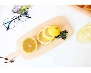 Japanese beech wood cutting board showing texture with lemon slices in a lifestyle setting