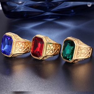 Anello vintage in oro per uomo con grande gemma blu rettangolare e rilievi decorati
