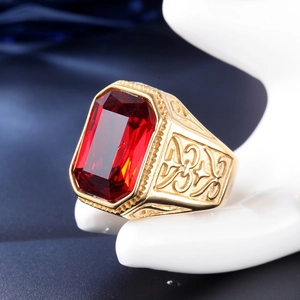 Dettaglio dell'anello da uomo in oro con una grande pietra rossa e incisioni ornamentali