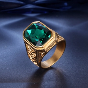 Anello da uomo in acciaio inossidabile dorato con grande zircone verde e filigrana