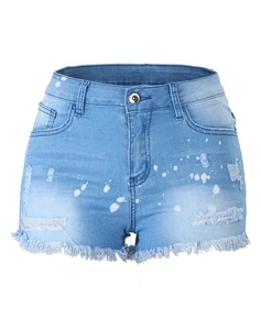 Dettaglio di pantaloncini in denim azzurro con strappi ed effetto schizzi di vernice