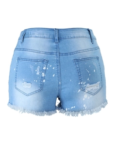 Dettaglio di pantaloncini in denim azzurro con schizzi bianchi e design con bordo a vivo