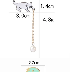 Detail view of cat enamel pins with dimensions 3.0cm and 2.7cm and weight parameters