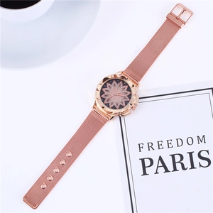 Montre pour femme en or rose avec cadran rotatif orné de cristaux et motifs floraux