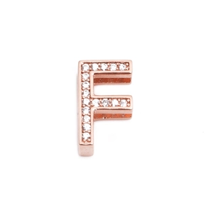 Detailansicht des roségoldenen Anhängers Buchstabe F mit funkelnden Zirkonia-Steinen