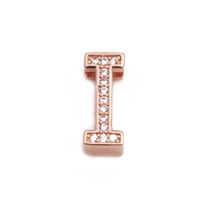 Detail von roségoldenem Alphabet-I-Anhänger mit Zirkonia für Mesh-Uhrenarmband