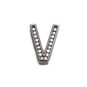 Makroaufnahme eines gunmetal Buchstaben-V-Anhängers mit Mikro-Pave-Zirkoniasteinen