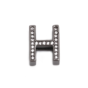 Makro-Detail des Buchstaben-H-Anhängers in Gunmetal-Optik mit Zirkonia-Inlay
