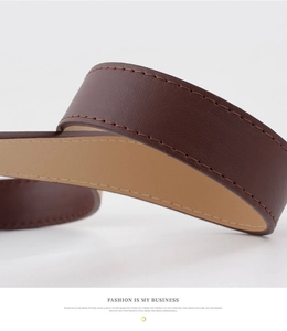 Gros plan détaillé de la ceinture en cuir marron montrant la texture et les coutures