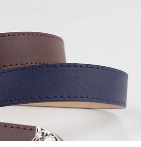 Détails de ceintures en cuir bleu et marron montrant les coutures et la boucle en métal