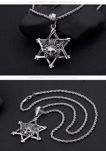 Détail du pendentif hexagramme avec tête de mort sur chaîne torsadée au style punk rock